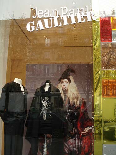 Ιδιαίτερη βιτρίνα για τον Jean-Paul Gaultier